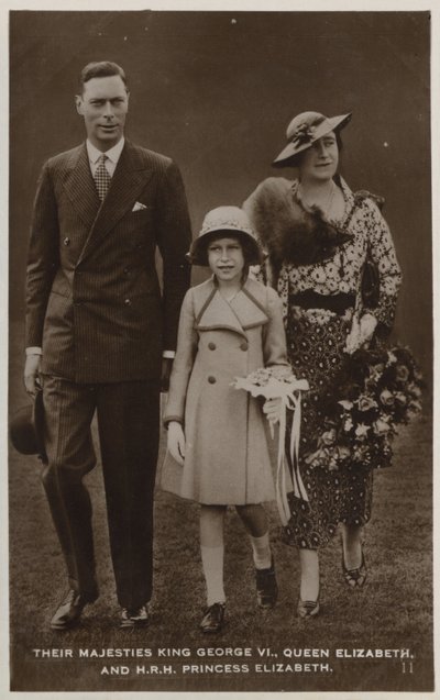 Koning George VI, koningin Mary en hun oudste dochter, prinses Elizabeth door English Photographer