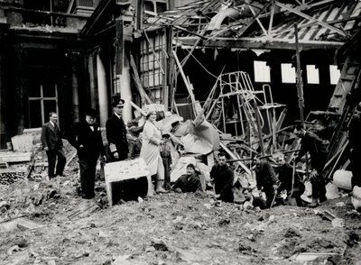 Koning George VI en Koningin Elizabeth, samen met Winston Churchill, inspecteren bomschade, vermoedelijk aan Buckingham Palace door English Photographer