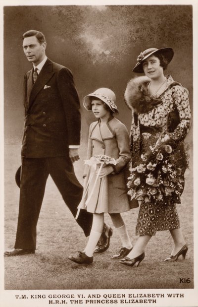 Koning George VI en koningin Elizabeth met hun dochter prinses Elizabeth (later koningin Elizabeth II) door English Photographer
