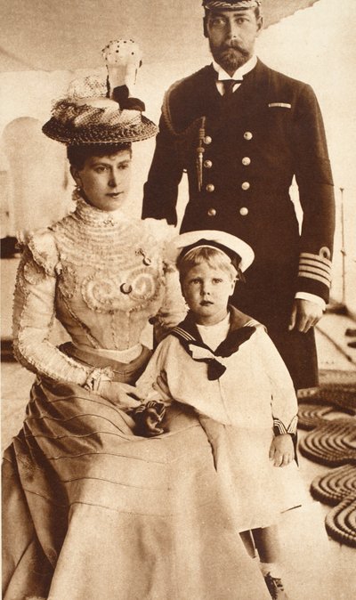 Koning George V, koningin Mary en hun zoon Edward VIII, aan boord van H.M.S. Crescent, ca. 1899 door English Photographer