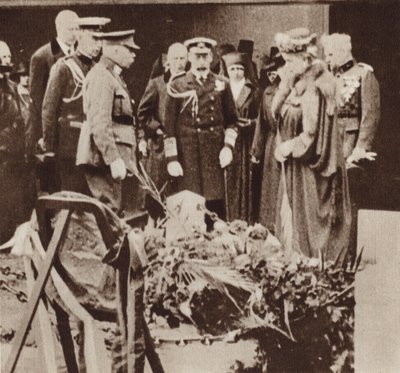 Koning George V brengt eerbetoon aan het graf van verpleegster Edith Cavell in België door English Photographer