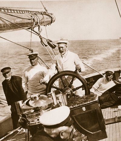 Koning George aan het roer van zijn jacht Britannia, jaren 1920-30 door English Photographer