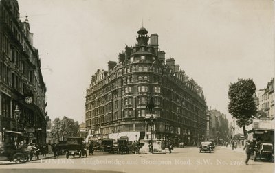 Knightsbridge en Brompton Road, S W, Londen door English Photographer