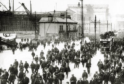 Eindtijd bij de Harland en Wolff scheepswerf, Belfast, Ierland met de Titanic in aanbouw op de achtergrond, 1910-11 door English Photographer