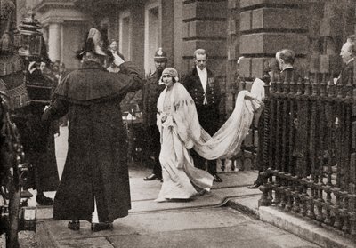 Lady Elizabeth Bowes Lyon op weg naar haar huwelijk op 26 april 1923, met H.K.H. De Hertog van York, later Koning George VI, uit Het Verhaal van Vijfentwintig Jaar, gepubliceerd 1935 door English Photographer