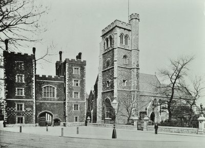 Lambeth PalaceSaint Marys Church, Lambeth Palace Road: poort en Saint Marys Church, 1890 door English Photographer