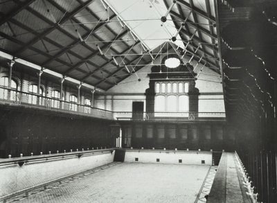 Laurie Grove Bad: het eerste openbare zwembad in Deptford, eerste klas bad, 1898 door English Photographer