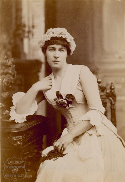 Lillie Langtry, actrice, foto in de rol van Miss Hardcastle door English Photographer