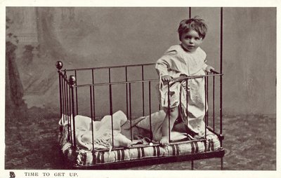Kleine jongen in een wieg door English Photographer