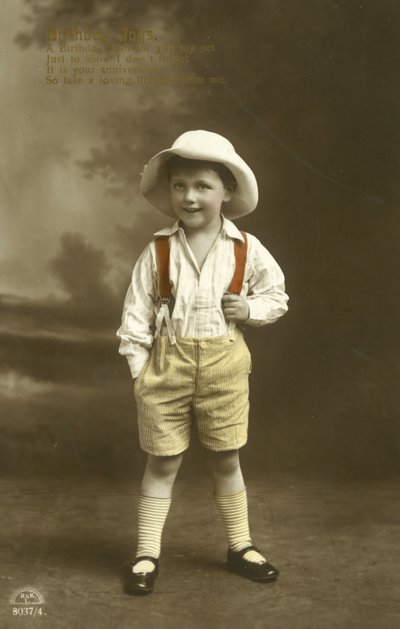 Kleine jongen in rode bretels door English Photographer
