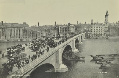 Londen Brug: paard-en-wagen omnibussen en kar, evenals voetgangers, steken de brug over, 1895 door English Photographer