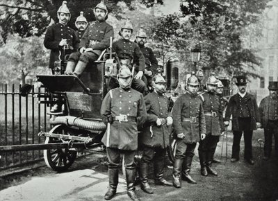London Fire Brigade: groep brandweermannen, met motor en turncocks, 1895 door English Photographer