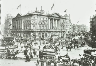 London Pavilion, Piccadilly Circus, Westminster: oostwaarts, 1895 door English Photographer