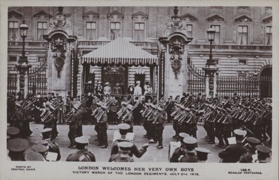 Londen verwelkomt haar eigen jongens, Overwinningsmars van de Londense regimenten, 5 juli 1919 door English Photographer