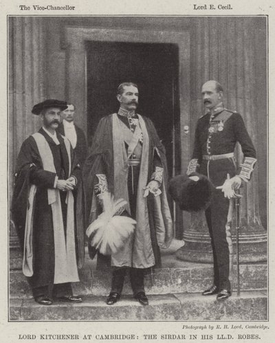 Lord Kitchener in Cambridge, de Sirdar in zijn LLD-gewaden door English Photographer