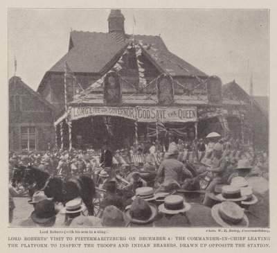 Het bezoek van Lord Roberts aan Pietermaritzburg op 4 december, de opperbevelhebber verlaat het perron om de troepen en Indiase dragers te inspecteren, opgesteld tegenover het station door English Photographer