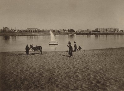 Luxor, algemeen zicht op de tempel van Luxor vanaf de Nijl door English Photographer