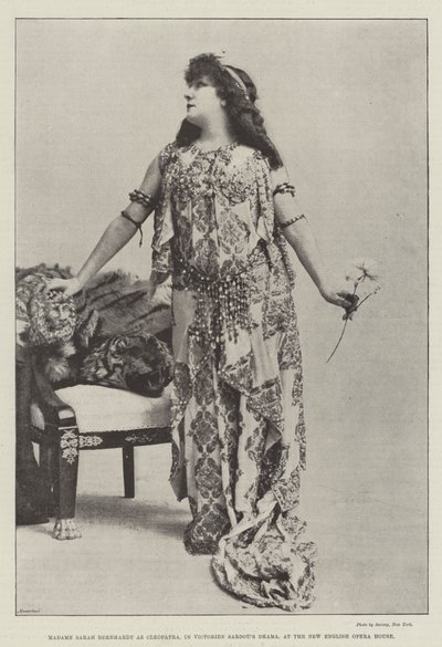 Madame Sarah Bernhardt als Cleopatra, in Victorien Sardous Drama, in het New English Opera House door English Photographer