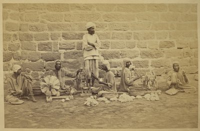 Mannelijke gevangenen die katoen op spinnewielen winden in de gevangenis van Karachi. c. 1873 door English Photographer