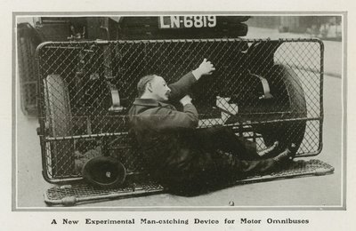 Man-vangapparaat voor motoromnibus door English Photographer