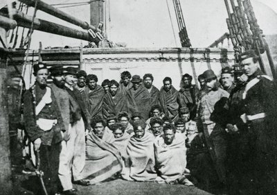 Maori Gevangenen aan boord van een gevangenisschip in Wellington Harbour, 1866 door English Photographer