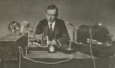 Marconi met een vroege draadloze apparatuur door English Photographer