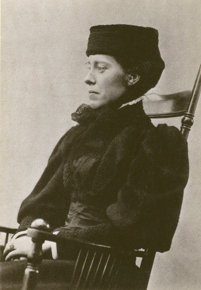 Mary Kingsley, portret, zittend, met hoed door English Photographer