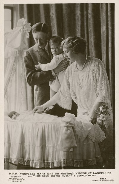 Mary, prinses koninklijk, en haar echtgenoot, graaf Lascelles, met hun zonen, George en Gerald door English Photographer