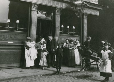 Mannen, vrouwen en kinderen buiten een Londense taverne door English Photographer