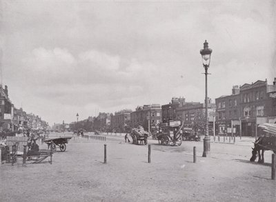 Mile End Road, kijkend naar het oosten door English Photographer