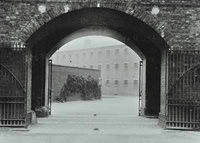 Millbank Prison: boog, ingang, 1885 door English Photographer