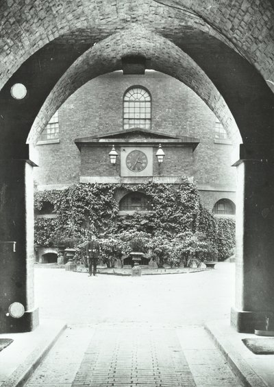 Millbank Prison: kapel door boog, 1885 door English Photographer