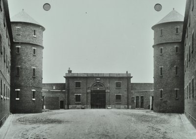 Millbank Prison: beneden, hoofdgang, 1885 door English Photographer