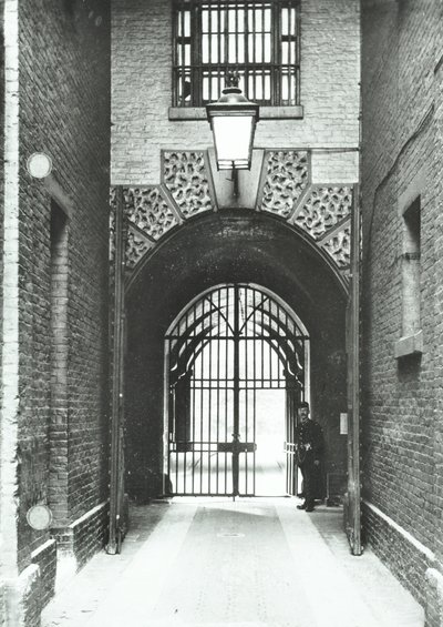 Millbank Prison: hoofdgang, Warden Barnard in deuropening, 1885 door English Photographer