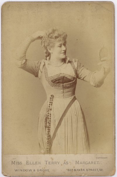 Miss Ellen Terry als Margaret door English Photographer