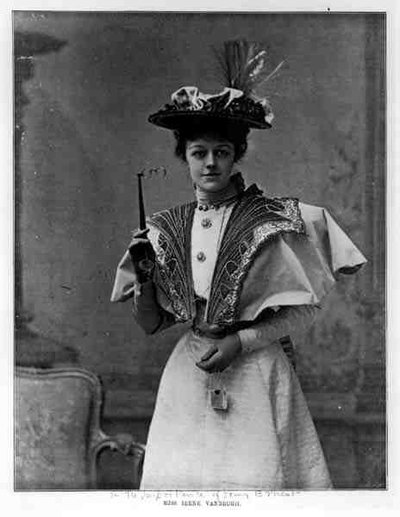 Miss Irene Vanbrugh in Het Belang van Ernst, door Oscar Wilde (1854-1900) in het St. James Theatre, op 4 mei 1895 door English Photographer
