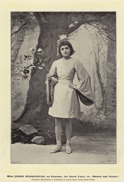 Miss Jessie Huddleston, als Dewman, de Dageraadfee, in Hans en Grietje door English Photographer