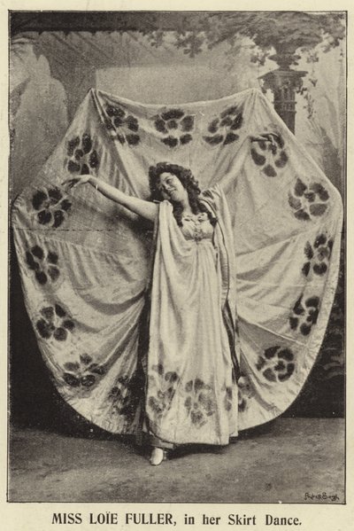 Mevrouw Loie Fuller, in haar Rokdans door English Photographer