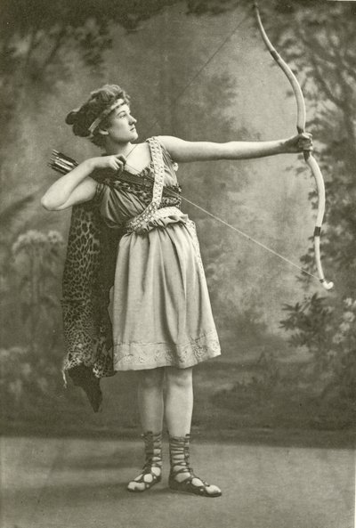 Miss Marion Grey als Hippolyta (gravure) door English Photographer