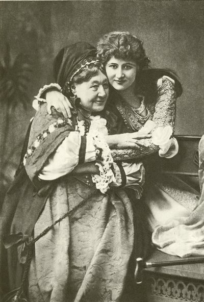 Miss Mary Anderson en Mrs Stirling als Julia en Verpleegster (gravure) door English Photographer
