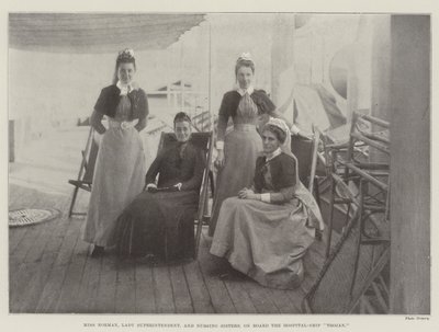 Miss Norman, Lady Superintendent, en verpleegzusters, aan boord van het hospitaalschip Trojan door English Photographer