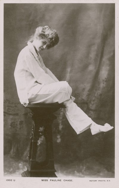 Juffrouw Pauline Chase, in pyjama door English Photographer