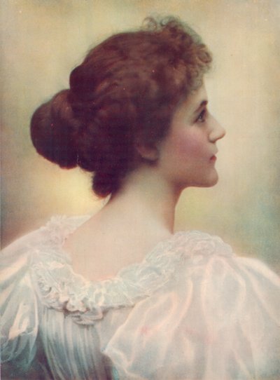 Miss Sybil Carlisle door English Photographer