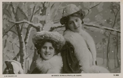 Juffrouwen Zena en Phyllis Dare door English Photographer