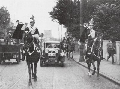 Bereden herauten van wapens voorafgaand aan een officiële auto, Londen door English Photographer