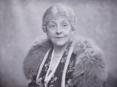 Mevrouw Laura Henderson, eigenaar van het Windmill Theatre, Piccadilly, Londen door English Photographer