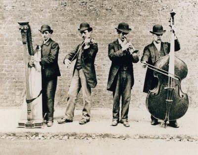 Muzikanten in Greenwich in 1884 door English Photographer