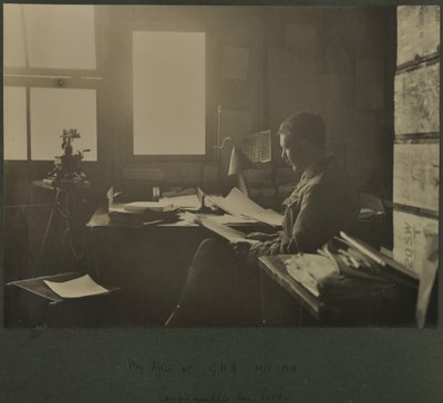 Mijn kantoor bij GHQ, 1917-18 door English Photographer