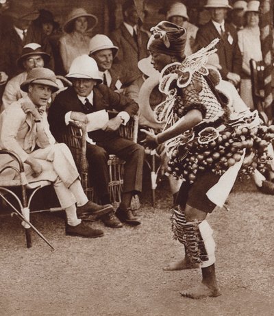 Inheemse schoonheid in Freetown, Sierra Leone, dansend voor de toekomstige koning Edward VIII door English Photographer