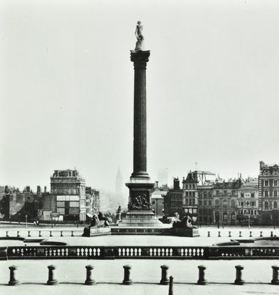 Nelsons Column, Trafalgar Square, Westminster: zuidwaarts vanaf National Gallery, 1870 door English Photographer